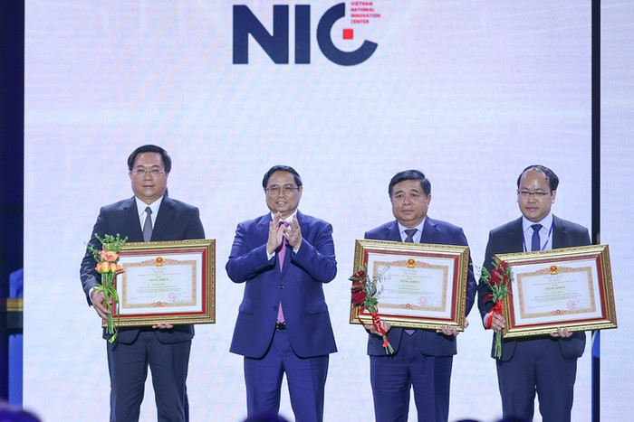 Thủ tướng tặng Bằng khen của Thủ tướng Chính phủ cho tập thể và cá nhân có thành tích xuất sắc trong hoạt động đổi mới sáng tạo. Ảnh: VGP/Nhật Bắc Thủ tướng tặng Bằng khen của Thủ tướng Chính phủ cho tập thể và cá nhân có thành tích xuất sắc trong hoạt động đổi mới sáng tạo. Ảnh: VGP/Nhật Bắc