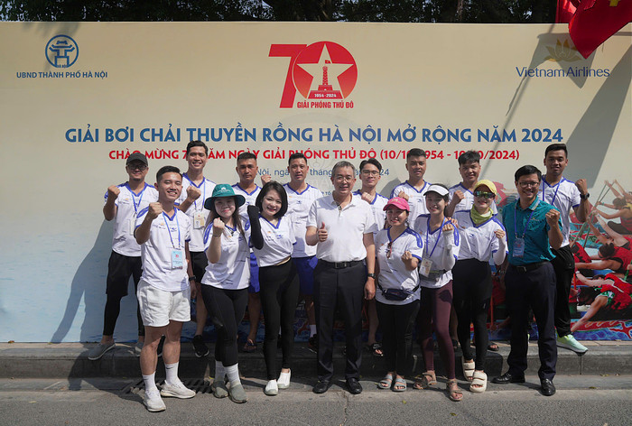 Đội thuyền rồng Vietnam Airlines chụp ảnh kỷ niệm cùng Ban lãnh đạo Tổng Công ty. Tại giải đấu năm nay, Đội thuyền rồng Vietnam Airlines đã xuất sắc vượt qua các đội Young Chuang China (Trung Quốc), Dragon Boat Innovate Singapore (Singapore) và Spanish Dragons Hongkong (Trung Quốc) để giành Giải Nhất hạng mục Thuyền Quốc tế. Ảnh 14.jpg
