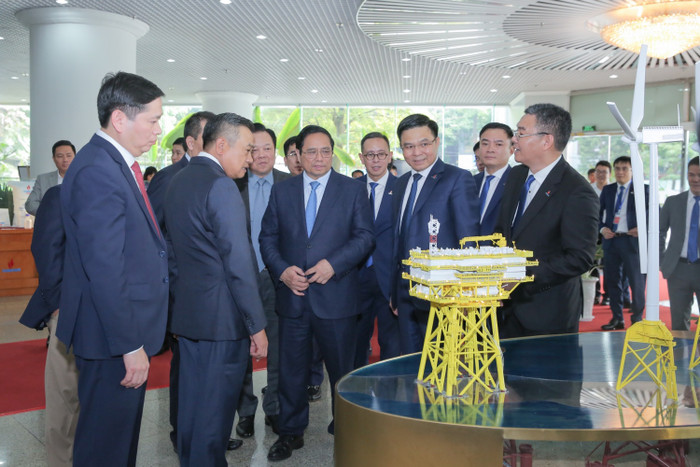 Chủ tịch Hội đồng thành viên Petrovietnam Lê Mạnh Hùng giới thiệu với Thủ tướng Chính phủ Phạm Minh Chính về chiến lược giảm phát thải CO2 của Tập đoàn. Ảnh 1-2.jpg