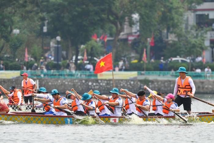 Năm nay, giải Bơi chải thuyền rồng Hà Nội mở rộng được tổ chức nhân dịp kỷ niệm 70 năm Ngày Giải phóng Thủ đô (10/10/1954 – 10/10/2024). Đây là thời điểm ý nghĩa để cùng nhìn lại quá khứ hào hùng, văn hóa truyền thống của dân tộc, đồng thời hướng tới tương lai hội nhập, phát triển bền vững. Ảnh 12.jpg