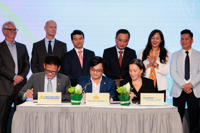 Vietnam Airlines kí biên bản ghi nhớ hợp tác với Saigontourist Travel và Kuoni Global Travel Services Limited. Ảnh 3_ Vietnam Airlines kí biên bản ghi nhớ hợp tác với Saigontourist Travel và Kuoni Global Travel Services Limited.jpg