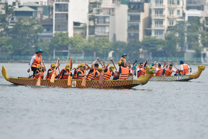 Giải Bơi chải thuyền rồng Hà Nội mở rộng là một trong những hoạt động nằm trong chương trình hợp tác giữa Vietnam Airlines và Ủy ban nhân dân thành phố Hà Nội, nhằm thúc đẩy sự phát triển bền vững của văn hóa, thể thao và du lịch. Ảnh 15.jpg