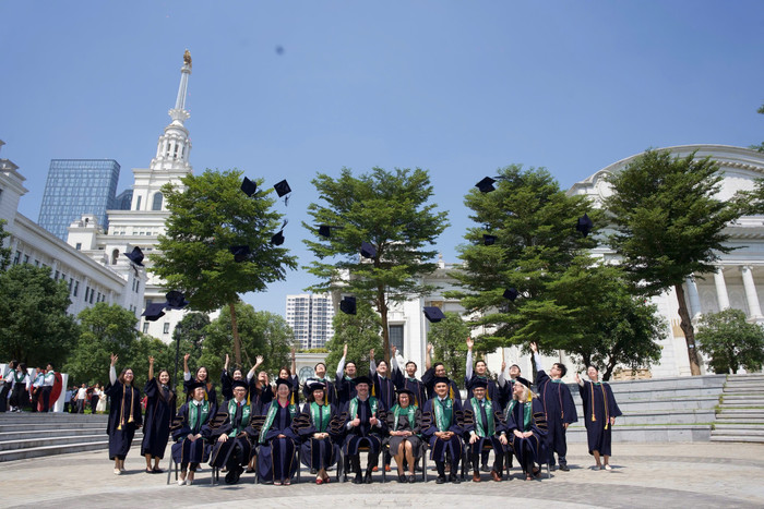 6. Các bác sĩ nội trú khoá đầu tiên của VinUni cùng các giảng viên.jpg