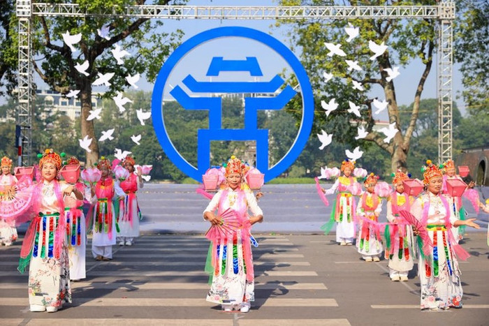 Ảnh: VGP/Nhật Bắc Thủ tướng Phạm Minh Chính dự 'Ngày hội Văn hóa vì hòa bình' của Hà Nội- Ảnh 19.