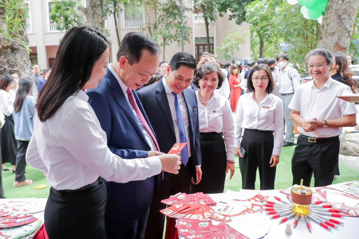 Đồng chí Đào Minh Tú - Phó Bí thư Ban Cán sự Đảng, Phó Thống đốc Thường trực Ngân hàng Nhà nước Việt Nam tham quan gian hàng Agribank Agri3.jpg