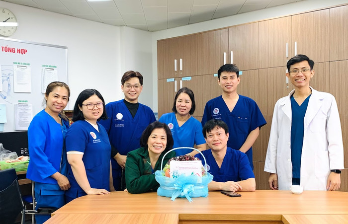 Bác sĩ nội trú Thành (bìa phải) trong thời gian thực tập tại Khoa Tiêu hóa Bệnh viện Trung ương Quân đội 108. 1. jpg.jpg