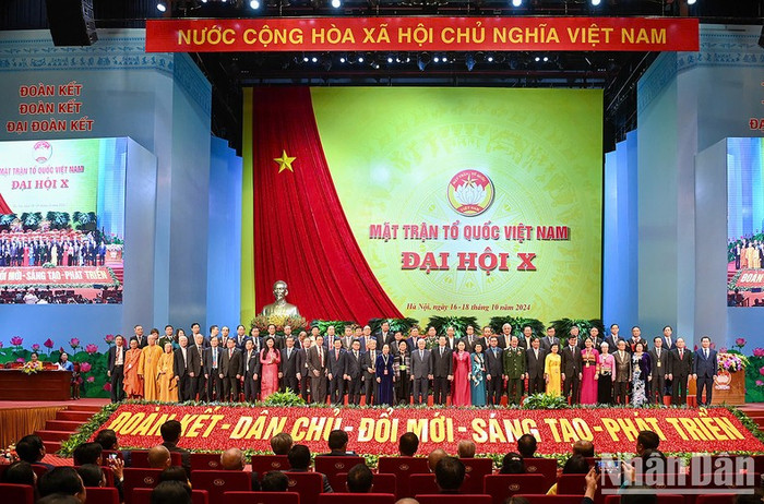 Đoàn Chủ tịch Ủy ban Trung ương Mặt trận Tổ quốc khóa X ra mắt Đại hội. Đoàn Chủ tịch Ủy ban Trung ương Mặt trận Tổ quốc khóa X ra mắt Đại hội.