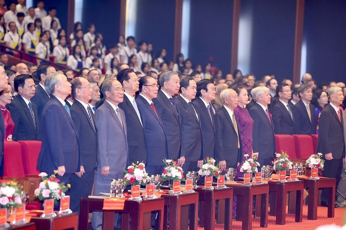 Các đồng chí lãnh đạo, nguyên lãnh đạo Đảng, Nhà nước thực hiện nghi lễ chào cờ. (Ảnh: Đăng Khoa) Các đồng chí lãnh đạo, nguyên lãnh đạo Đảng, Nhà nước thực hiện nghi lễ chào cờ. (Ảnh: Đăng Khoa)