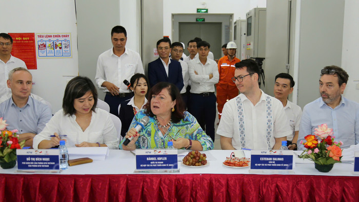 Các đại biểu đã cùng nhau trao đổi về những vấn đề liên quan đến thỏa thuận hợp tác chuyển dịch năng lượng công bằng (JETP) và cam kết Net Zero của Việt Nam. 04_Các đại biểu đã cùng nhau trao đổi về những vấn đề liên quan đến thỏa thuận hơp tác chuyển dịch năng lượng công bằng (JETP) và cam kết Net Zero của Việt Nam.jpg