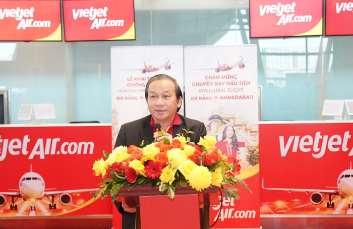 Ông Đỗ Xuân Quang - Phó Tổng giám đốc Vietjet công bố khai trương đường bay mới Đà Nẵng - Ahmedabad. A3 (25).jpg