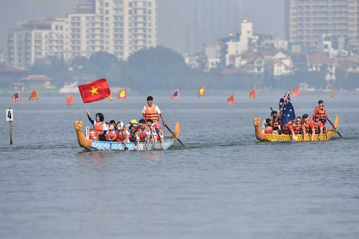 Buổi lễ khai mạc giải Bơi chải thuyền rồng Hà Nội mở rộng 2024 có sự tham dự của đại diện Ủy ban nhân dân Thành phố Hà Nội, lãnh đạo Vietnam Airlines, các đơn vị tài trợ, các vận động viên và đông đảo người hâm mộ, tạo nên bầu không khí sôi động tại Hồ Tây, Hà Nội. Ảnh 1.jpg