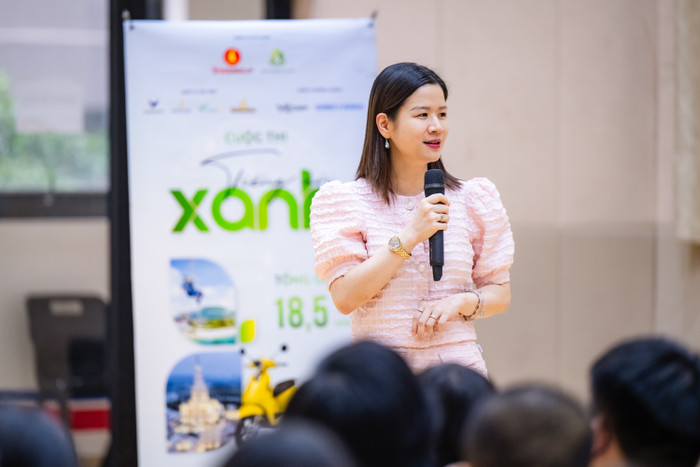 Tiến sĩ Lê Thái Hà, Giám đốc Điều hành Quỹ Vì tương lai xanh, đại diện Ban tổ chức chia sẻ thông tin về cuộc thi Tiếng nói Xanh mùa 2 đến các bạn học sinh trường trung học phổ thông ở Thành phố Hồ Chí Minh. 1 (21).jpg