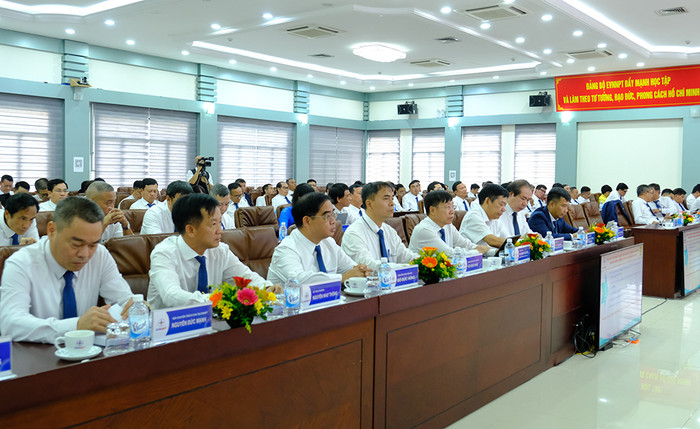 Các đại biểu tham dự hội nghị tại điểm cầu chính - trụ sở EVNNPT. Các đại biểu tham dự hội nghị tại điểm cầu chính - trụ sở EVNNPT.