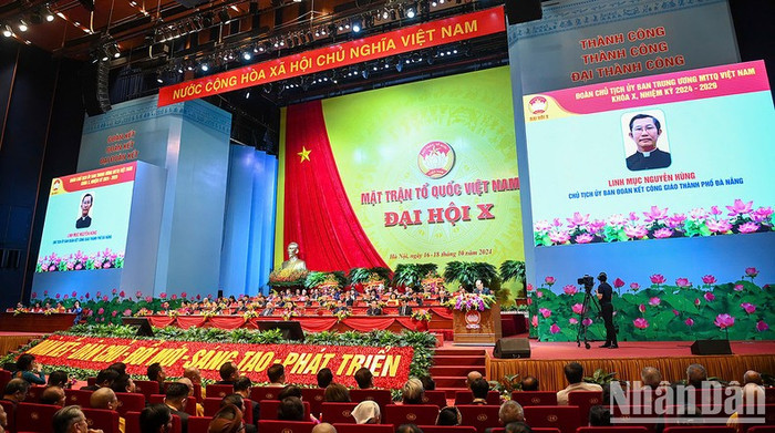 Đại hội nghe công bố danh sách các Ủy viên Ủy ban Trung ương Mặt trận Tổ quốc Việt Nam khóa X. Đại hội nghe công bố danh sách các Ủy viên Ủy ban Trung ương Mặt trận Tổ quốc Việt Nam khóa X.