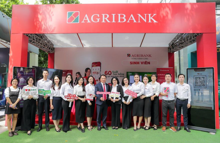 Đồng chí Đoàn Ngọc Lưu - Phó Tổng Giám đốc Agribank trải nghiệm tại gian hàng Agribank. Agri4.jpg