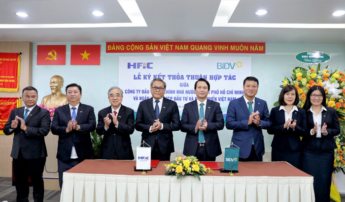 Các đại biểu chúc mừng thành công Lễ ký kết thỏa thuận hợp tác. Ảnh 2 (6).jpg