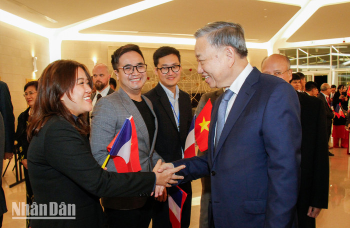 Cộng đồng người Việt Nam tại Pháp chào đón Tổng Bí thư, Chủ tịch nước Tô Lâm tại sân bay Orly. (Ảnh: Minh Duy) Cộng đồng người Việt Nam tại Pháp chào đón Tổng Bí thư, Chủ tịch nước Tô Lâm tại sân bay Orly. (Ảnh: Minh Duy)