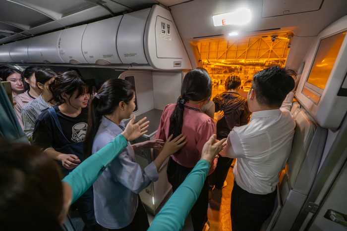 5-Tổ tiếp viên mở cửa thoát hiểm và hướng dẫn hành khách thoát hiểm.jpg