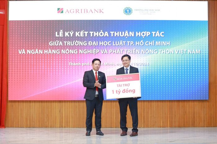 Agribank trao tặng ULAW gói tài trợ giáo dục trị giá 01 tỷ đồng. Ảnh 4.jpg