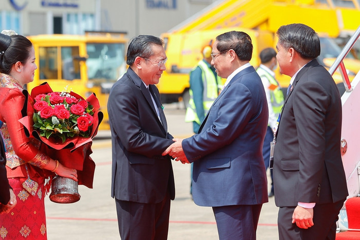 Đón Thủ tướng Phạm Minh Chính và Đoàn đại biểu Việt Nam tại sân bay quốc tế Wattay, về phía Lào có Bộ trưởng Bộ Năng lượng và Mỏ Phosay Sayyasone; Vụ trưởng Vụ Thanh tra, Bộ Ngoại giao Kaimany Orlaboune; Phó Vụ trưởng Vụ Lễ tân, Bộ Ngoại giao Outama Sitthiphong. Ảnh: VGP/Nhật Bắc Đón Thủ tướng Phạm Minh Chính và Đoàn đại biểu Việt Nam tại sân bay quốc tế Wattay, về phía Lào có Bộ trưởng Bộ Năng lượng và Mỏ Phosay Sayyasone; Vụ trưởng Vụ Thanh tra, Bộ Ngoại giao Kaimany Orlaboune; Phó Vụ trưởng Vụ Lễ tân, Bộ Ngoại giao Outama Sitthiphong. Ảnh: VGP/Nhật Bắc