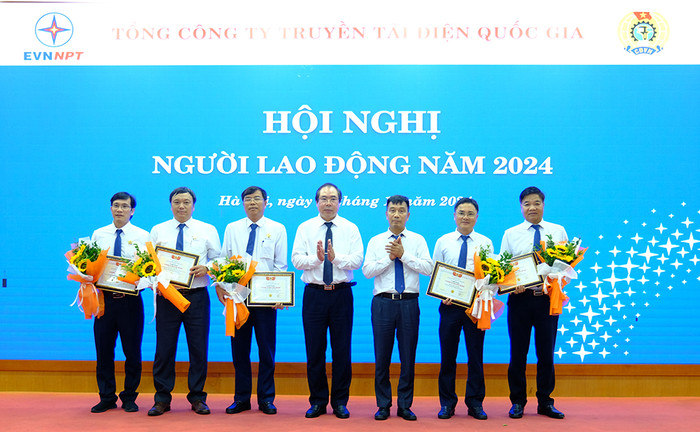 Chủ tịch Công đoàn Điện lực Việt Nam Đỗ Đức Hùng và Chủ tịch Hội đồng thành viên EVNNPT trao Kỷ niệm chương “Vì sự nghiệp xây dựng tổ chức Công đoàn” của Tổng Liên đoàn Lao động Việt Nam và tặng hoa chúc mừng cho các cá nhân đạt nhiều thành tích trong xây dựng tổ chức Công đoàn. Chủ tịch Công đoàn Điện lực Việt Nam Đỗ Đức Hùng và Chủ tịch Hội đồng thành viên EVNNPT trao Kỷ niệm chương “Vì sự nghiệp xây dựng tổ chức Công đoàn” của Tổng Liên đoàn Lao động Việt Nam và tặng hoa chúc mừng cho các cá nhân đạt nhiều thành tích trong xây dựng tổ chức Công đoàn.