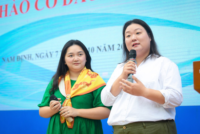 Bà Phan Mỹ Linh - Đồng sáng lập Liên đoàn Tranh biện Việt Nam, Cố vấn Chuyên môn cao cấp của cuộc thi “Tiếng nói Xanh” (trái) và bà Hyewon Rho - Giám đốc điều hành Debate For All, Huấn luyện viên trưởng đội tuyển Việt Nam tại Giải vô địch Tranh biện thế giới bậc trung học – WSDC (phải) hướng dẫn các em học sinh cách xây dựng lập luận và phát triển ý tưởng tại Trường Trung học phổ thông Chuyên Lê Hồng Phong (Nam Định). 6.jpg