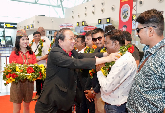 Phó Tổng giám đốc Vietjet Đỗ Xuân Quang tặng hoa chào mừng các hành khách trên chuyến bay khai trương Đà Nẵng - Ahmedabad. A8 (4).jpg