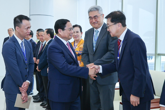 Thủ tướng thăm hỏi, trò chuyện với các đại biểu dự buổi lễ. Ảnh: VGP/Nhật Bắc Thủ tướng thăm hỏi, trò chuyện với các đại biểu dự buổi lễ. Ảnh: VGP/Nhật Bắc