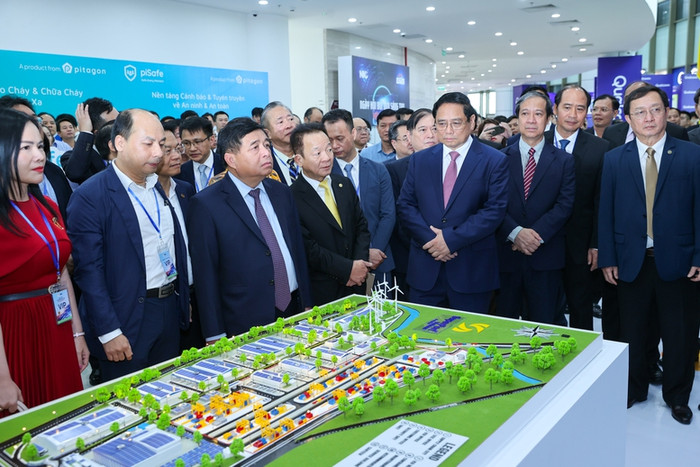 Thủ tướng và các đại biểu thăm các gian trưng bày sản phẩm đổi mới sáng tạo. Ảnh: VGP/Nhật Bắc Thủ tướng và các đại biểu thăm các gian trưng bày sản phẩm đổi mới sáng tạo. Ảnh: VGP/Nhật Bắc