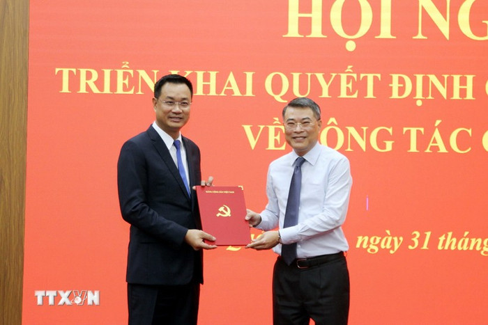 Đồng chí Lê Minh Hưng trao Quyết định của Bộ Chính trị cho đồng chí Lê Ngọc Quang. (Ảnh: Tá Chuyên/TTXVN) Đồng chí Lê Minh Hưng trao Quyết định của Bộ Chính trị cho đồng chí Lê Ngọc Quang. (Ảnh: Tá Chuyên/TTXVN)
