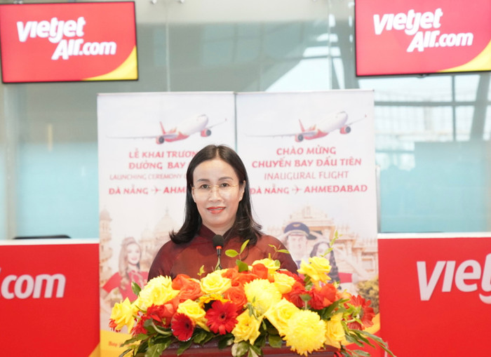 Bà Nguyễn Thị Anh Thi - Phó Chủ tịch Ủy ban nhân dân Thành phố Đà Nẵng chúc mừng Vietjet khai trương đường bay Đà Nẵng - Ahmedabad. A2 (28).jpg