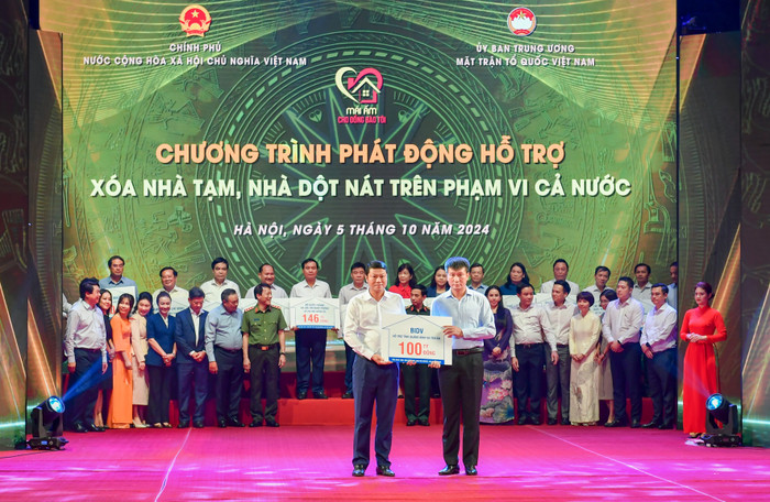Tổng Giám đốc BIDV Lê Ngọc Lâm trao kinh phí 100 tỷ đồng. TGĐ BIDV Lê Ngọc Lâm trao kinh phí 100 tỷ đồng.jpg