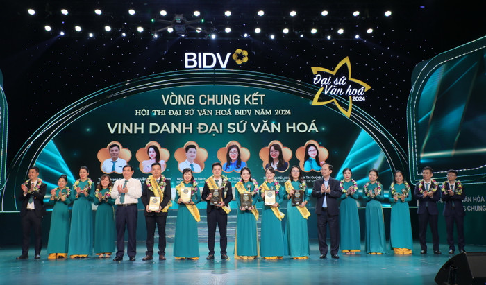 Lãnh đạo Ngân hàng Nhà nước và BIDV chúc mừng 6 Đại sứ văn hóa BIDV và các thí sinh đạt giải tại Hội thi. Ảnh 05.JPG