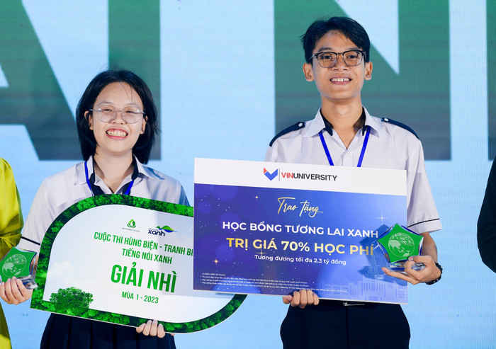 Bảo Ngọc (trái) và Võ Thế Dũng, thành viên cùng đội, đã đoạt giải Nhì cuộc thi Tiếng nói Xanh mùa 1. 1 (22).jpg