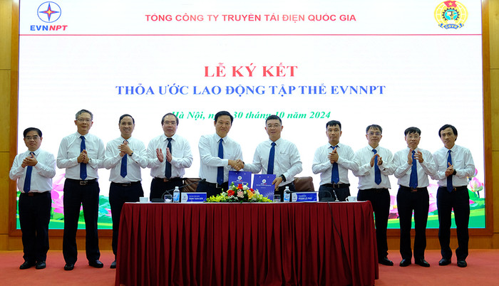 Tổng giám đốc EVNNPT Phạm Lê Phú và Chủ tịch Công đoàn EVNNPT Trịnh Tuấn Sơn ký thỏa ước lao động tập thể trước sự chứng kiến của Chủ tịch Công đoàn Điện lực Việt Nam và lãnh đạo EVNNPT. Tổng giám đốc EVNNPT Phạm Lê Phú và Chủ tịch Công đoàn EVNNPT Trịnh Tuấn Sơn ký thỏa ước lao động tập thể trước sự chứng kiến của Chủ tịch Công đoàn Điện lực Việt Nam và lãnh đạo EVNNPT.
