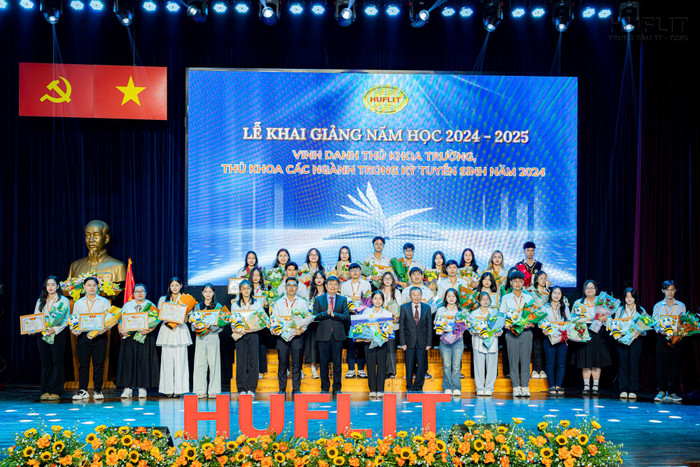 Tuyên dương các thủ khoa đầu vào của trường năm học 2024-2025. anh2.JPG