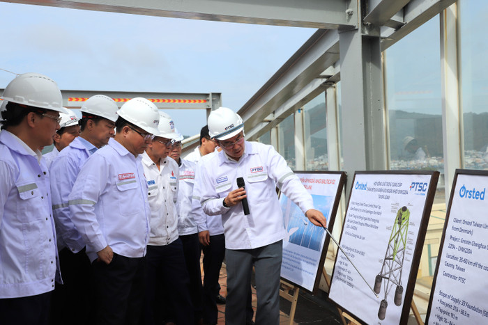 Chủ tịch Hội đồng thành viên Petrovietnam Lê Mạnh Hùng thị sát khu vực thi công chân đế điện gió ngoài khơi của PTSC. Ảnh 2-3.JPG