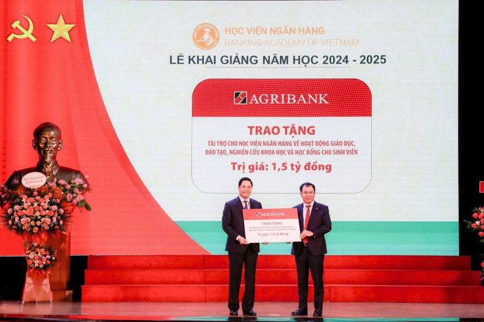 Đồng chí Đoàn Ngọc Lưu - Phó Tổng Giám đốc Agribank trao tặng tài trợ Học viện Ngân hàng về hoạt động giáo dục, đào tạo, nghiên cứu khoa học và học bổng cho sinh viên. Agri2.jpg