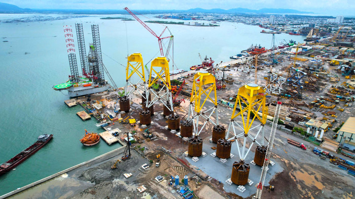 Một góc đại công trường chế tạo chân đế điện gió ngoài khơi ở cảng PTSC. Ảnh 3-3.jpg