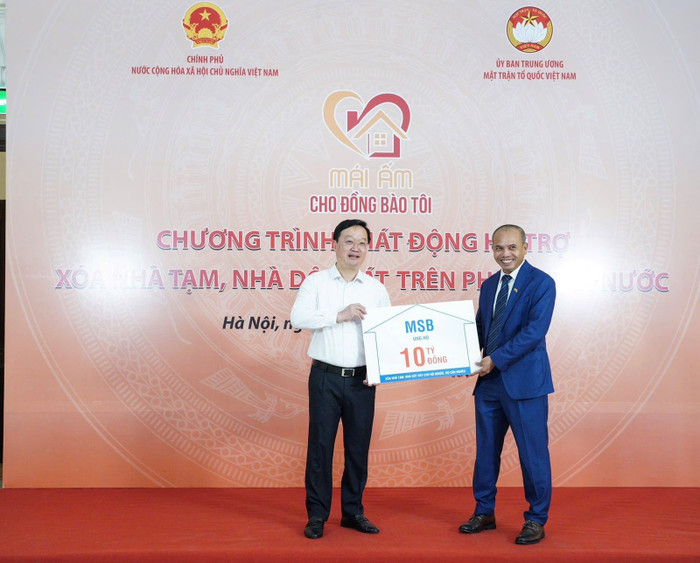 Ông Nguyễn Phi Hùng - Phó Tổng Giám đốc MSB đại diện trao tặng 10 tỷ đồng nhằm chung tay xóa nhà tạm, nhà dột nát cho hộ nghèo, hộ cận nghèo trên phạm vi cả nước. Ông Nguyễn Phi Hùng - Phó Tổng Giám đốc MSB đại diện trao tặng 10 tỷ đồng nhằm chung tay xóa nhà tạm, nhà dột nát cho hộ nghèo, hộ cận nghèo trên phạm vi cả nước.jpg
