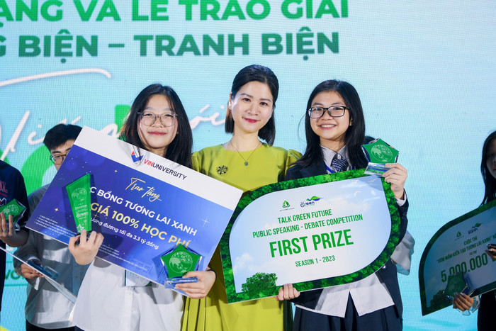 Minh Khuê (ngoài cùng bên phải) và Phạm Bằng An, thành viên cùng đội, mang đến cuộc thi sáng kiến mô hình phòng khám di động xanh. 2 (21).jpg
