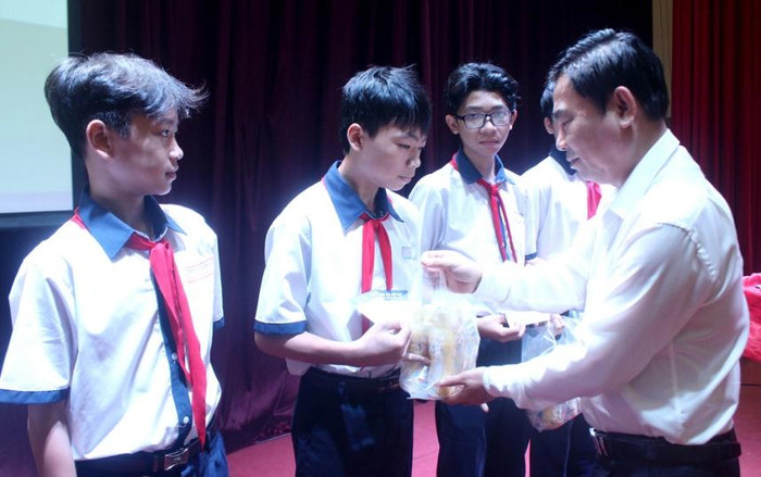 Ông Nguyễn Văn Minh - Bí thư Thành ủy Thành phố Thuận An trao học bổng cho các em học sinh. Ảnh: Trần Khánh tanhiepphat7.jpg