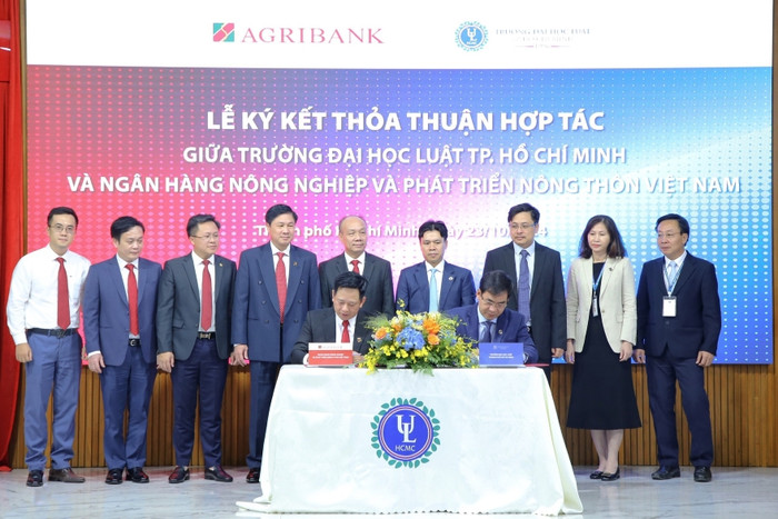 Đại diện Agribank và ULAW ký kết thỏa thuận hợp tác. Ảnh 1 (2).jpg