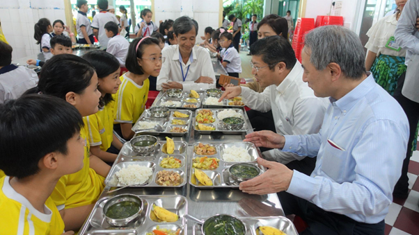 Hơn 4.200 trường tiểu học bán trú và 1,4 triệu học sinh thụ hưởng lợi ích từ dự án Bữa ăn học đường. ajinomoto4.png