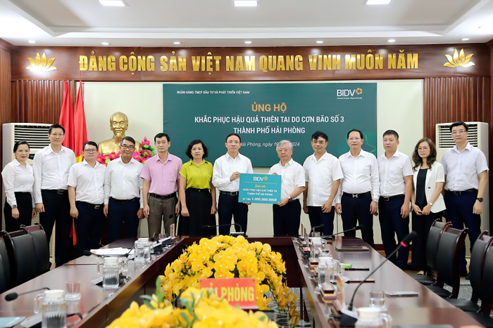 Ông Trần Xuân Hoàng - Phó Bí thư thường trực Đảng ủy, Ủy viên Hội đồng quản trị BIDV - đại diện Ngân hàng, trao kinh phí ủng hộ khắc phục hậu quả thiên tai do cơn bão số 3 tại Thành phố Hải Phòng. BIDV ung ho khac phuc hau qua con bao so 3 tai TP.Hai Phong.JPG