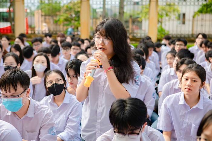 Các bạn học sinh tại Trường Trung học phổ thông chuyên Thái Bình hào hứng đặt câu hỏi cho Ban tổ chức về cuộc thi. 3 (18).jpg