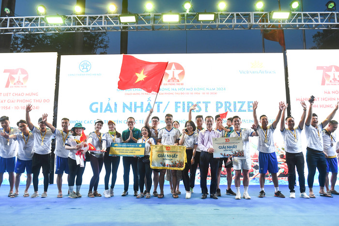 Ban tổ chức trao kết quả chung cuộc. Giải nhất Hạng mục Thuyền Quốc tế thuộc về Đội thuyền Vietnam Airlines thành tích 2p44s77; Giải nhất Thuyền Đại sứ quán thuộc về Đội thuyền Us Embassy & Alumni; Giải nhất Thuyền nữ Quận - Huyện thuộc về Đội thuyền Chương Mỹ; Giải nhất Thuyền Tổ chức - Doanh nghiệp - Câu lạc bộ thuộc về Đội thuyền BIDV; Giải nhất Thuyền nam Quận - Huyện thuộc về Đội thuyền Bắc Từ Liêm và Giải nhất hạng mục Thuyền Tỉnh - Thành phố thuộc về đội thuyền Hà Nội. Ảnh 13.jpg