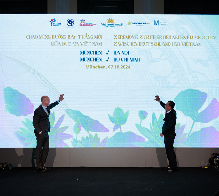 Ông Lê Đức Cảnh - Phó Tổng Giám đốc Vietnam Airlines và ông Herr Jost Lammers - Chủ tịch Sân bay Munich thực hiện nghi thức chúc mừng khai trương đường bay mới giữa Việt Nam - Đức. Ảnh 5. Ông Lê Đức Cảnh - PTGĐ Vietnam Airlines và ông Herr Jost Lammers - Chủ tịch Sân bay Munich thực hiện nghi thức chúc mừng khai trương đường bay mới giữa Việt Nam - Đức.jpg