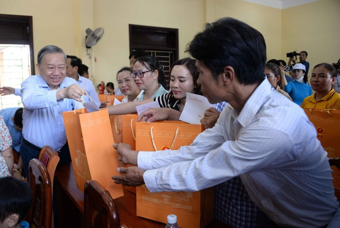 Tổng Bí thư, Chủ tịch nước Tô Lâm tặng quà người dân đảo Cồn Cỏ. tbt3.jpg