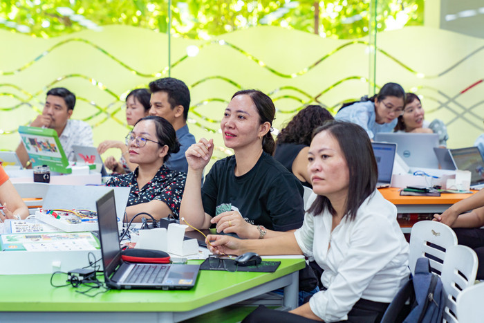 Giáo viên trung học phổ thông chăm chú lắng nghe chia sẻ về STEM. Anh 2.jpeg